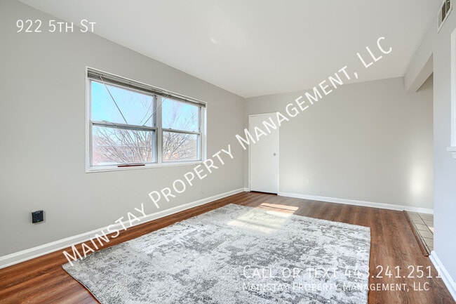 Building Photo - 922 5th St