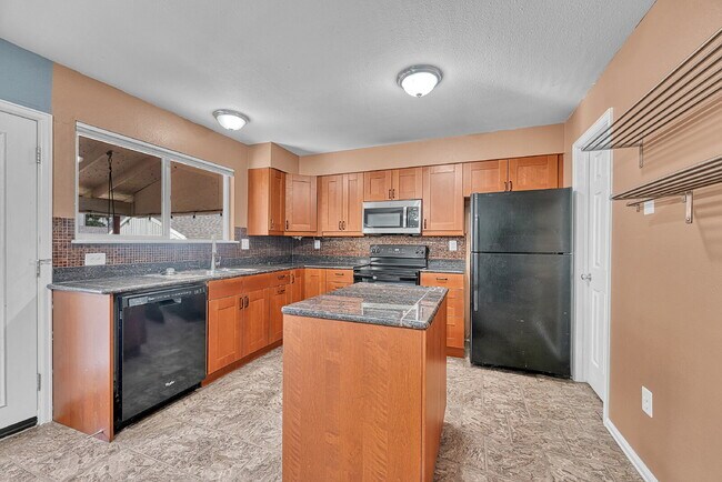 Building Photo - $2,350.00, 2-bed, 2.5-bath townhouse in th...