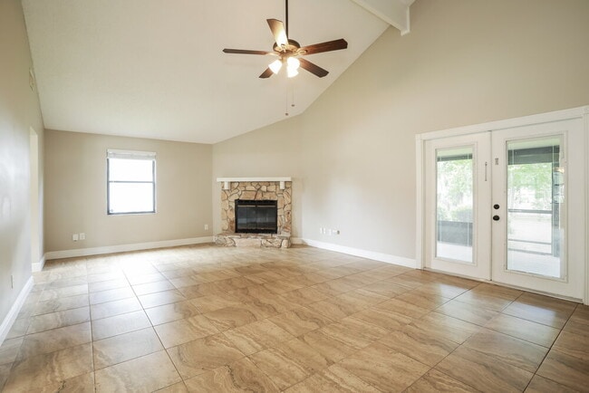 Building Photo - 6145 Island Forest Dr