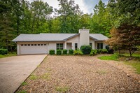 Building Photo - This charming 3 bed, 2 bath home is nestle...