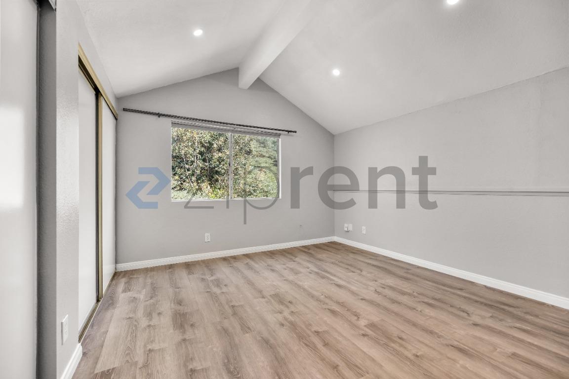 Building Photo - Unit A