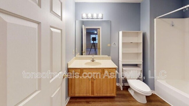 Building Photo - 604 Carlyle Way