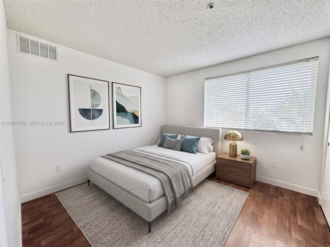 Building Photo - 9905 Westwood Dr