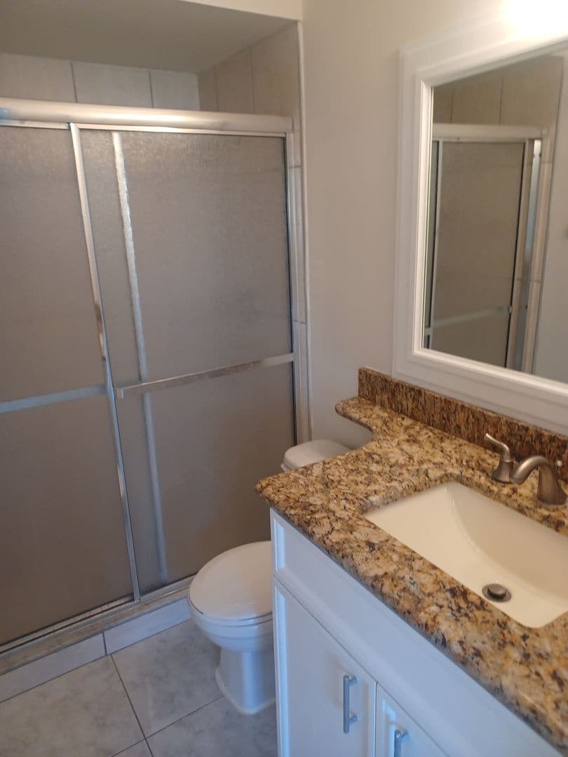 Building Photo - 3/2 Duplex w/ Garage.  Tenant occupied until 3/31/26.