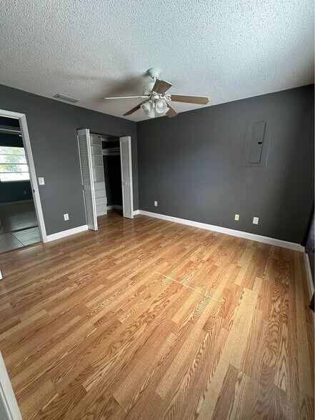 Building Photo - 1102 SW Arc Ct