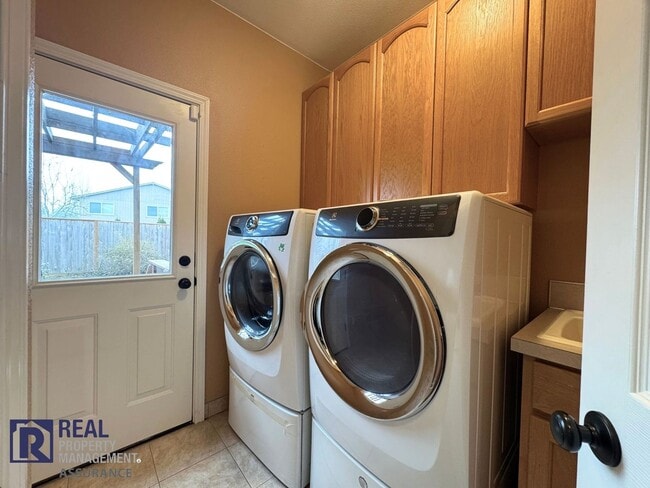 Building Photo - Spacious 5-Bedroom Home in Desirable Autumn Crest – Beaverton!!