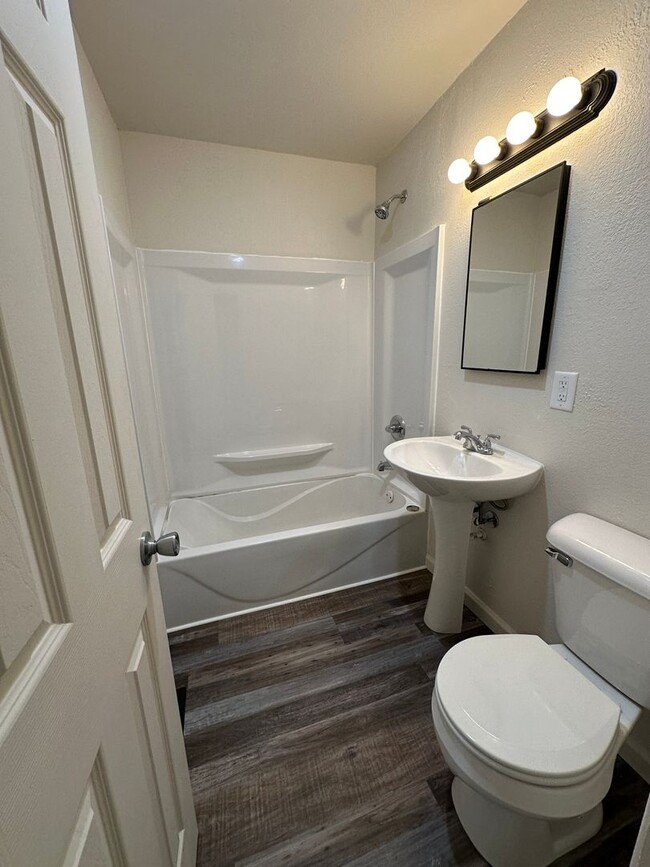 Building Photo - 4bed Rental June 2026