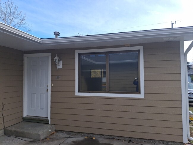 Building Photo - 402 N 19th Ave