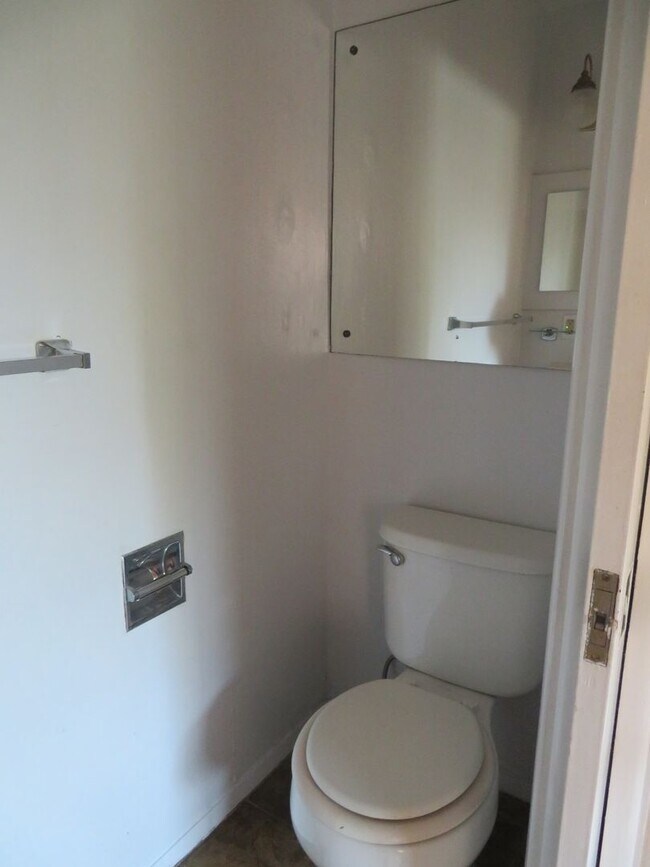 Building Photo - 4 Bedrooms, 1.5 bath Home For Rent with Al...
