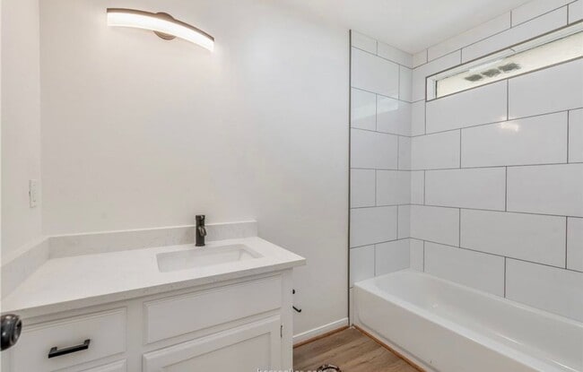 Building Photo - College Station - 3 bedroom - 2 bath house with garage and fenced back yard.