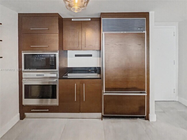 Building Photo - 475 Brickell Ave