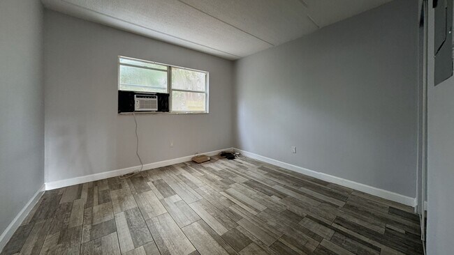 Building Photo - 2 N Fernwood Ave