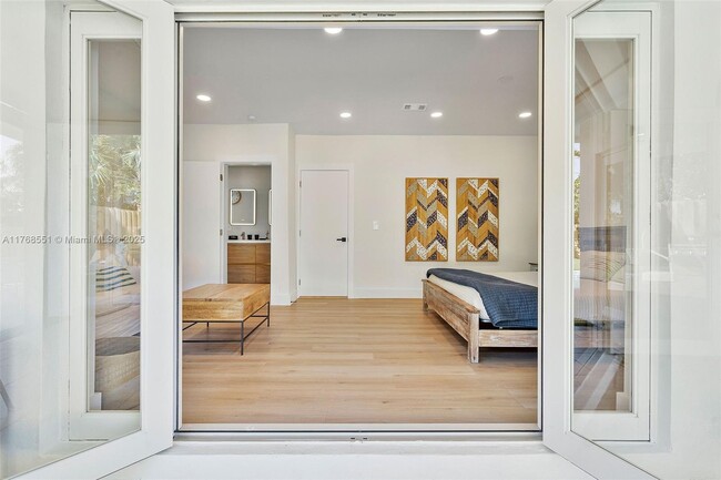 Building Photo - 10801 Peachtree Dr