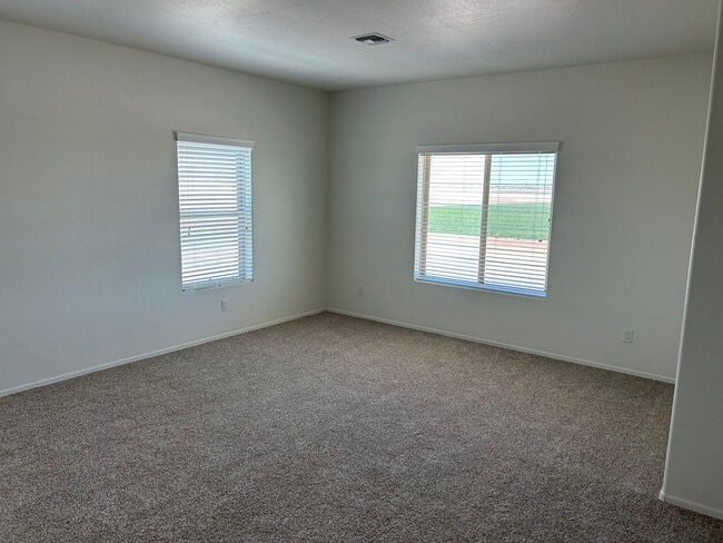 Building Photo - SAGUARO POOL HOME!