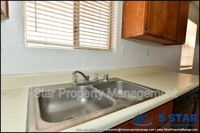 Building Photo - 8933 Kenneth St