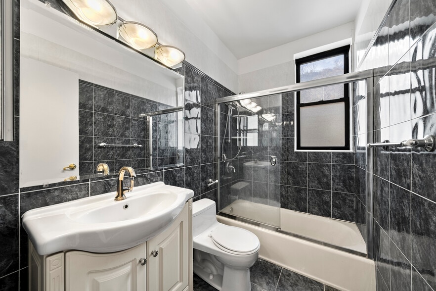 Building Photo - 553 Undercliff Ave