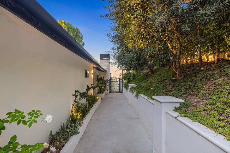 Building Photo - 16725 Oak View Dr