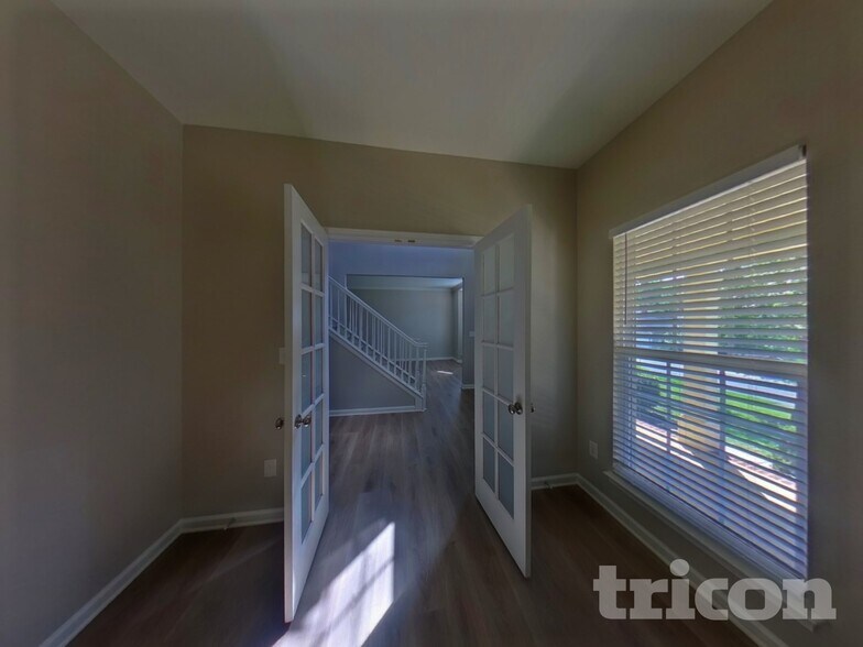 Building Photo - 1002 Hollingdale Ct