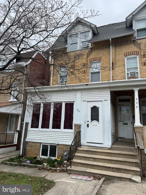 Building Photo - 533 Buttonwood St