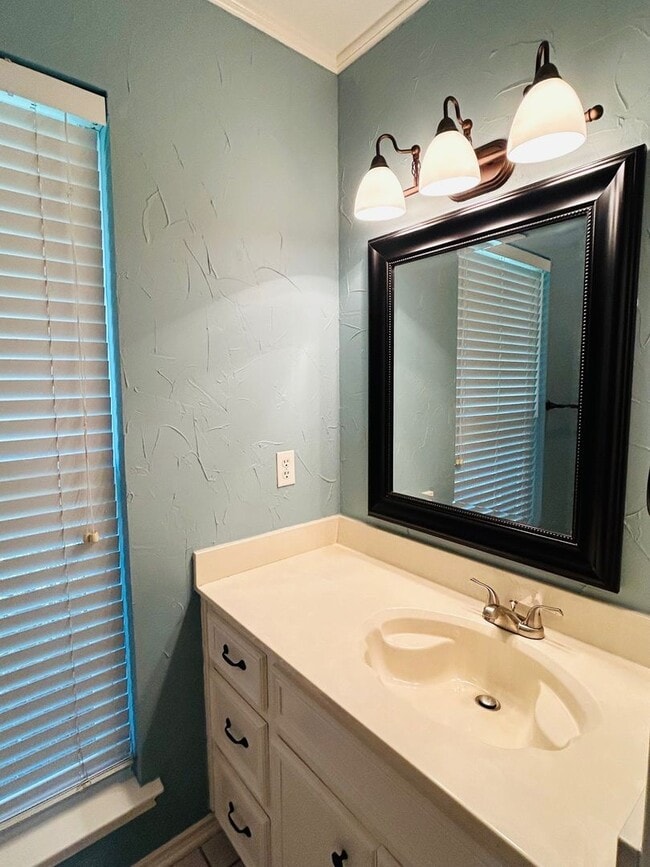 Building Photo - Spacious and Updated Hewitt Home