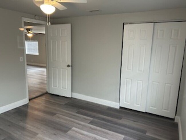 Building Photo - 3 bdrm/2 bath home available immediately!