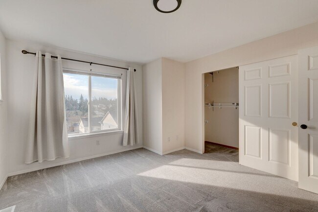 Building Photo - 2 Bedroom, 2.5 Bath Condo in Madrona Heights