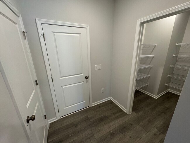 Building Photo - LIKE-NEW 4 Bed/4 Bath in N. Raleigh!