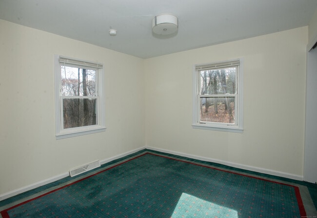 Building Photo - 180 Peaceable Ridge Rd