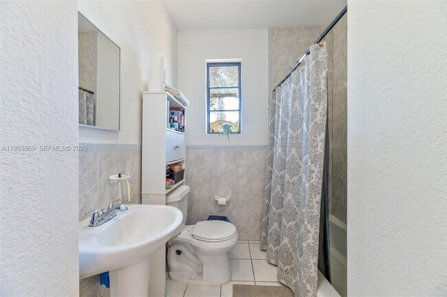 Building Photo - 1238 NE 112th St