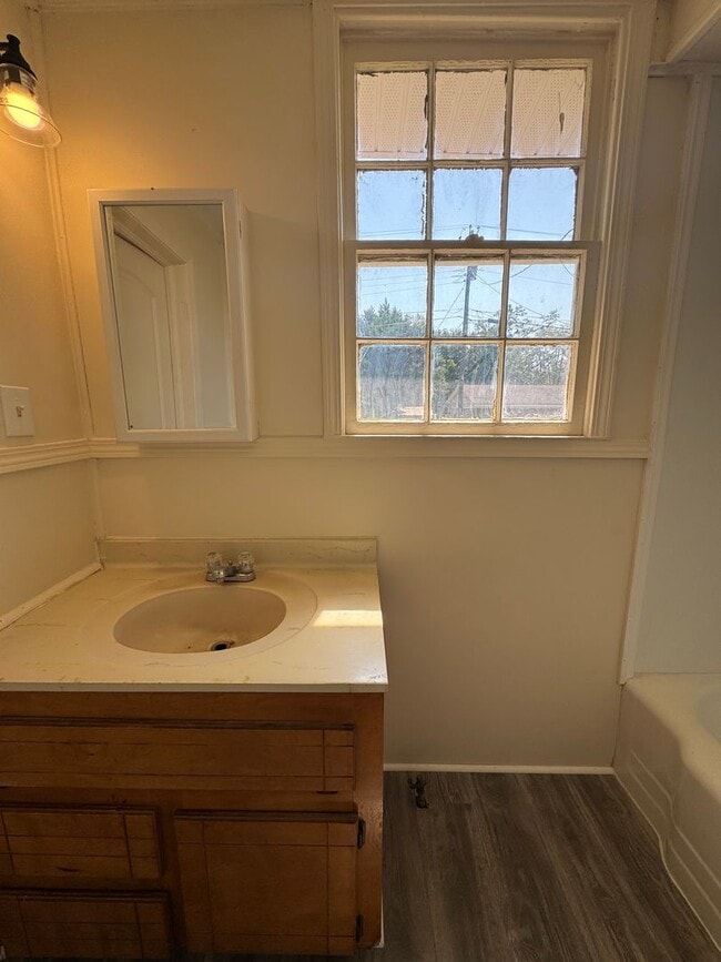 Building Photo - 1/1 House in Celanese- $795