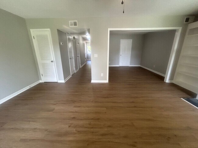 Building Photo - 137 Lionsgate Dr