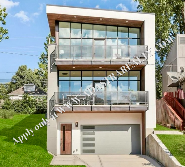 Building Photo - Stunning CUSTOM Modern Home in West Plaza-...