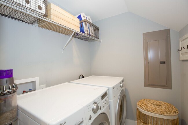 Building Photo - Charming Cottage in DOWNTOWN Southern Pines