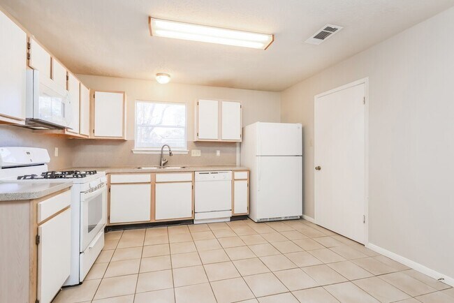 Building Photo - 28907 Binefield St