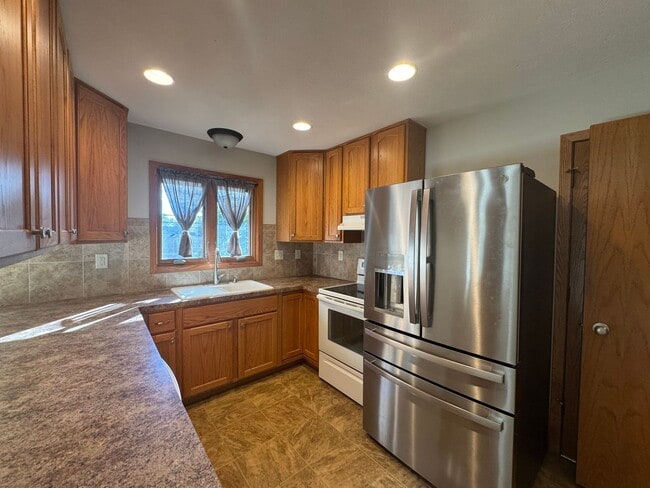 Building Photo - **AVAILABLE NOW** 3 bedroom, 2 bath townho...