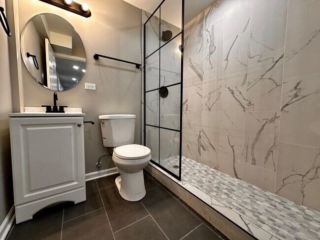 Building Photo - Amazing 4-bed Duplex by UIC