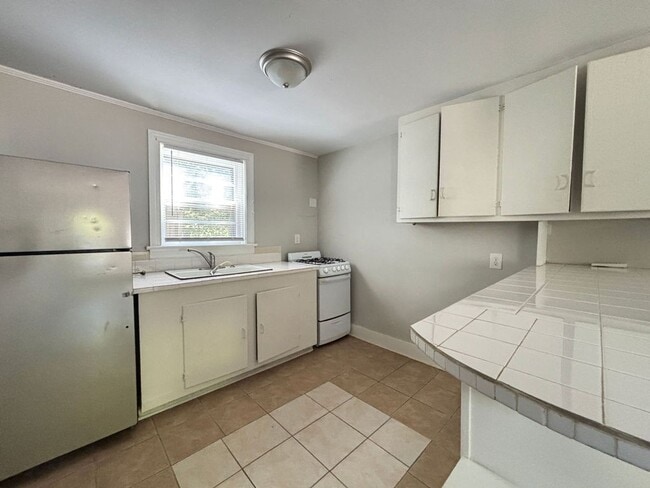 Building Photo - Available now. WATER & SEWER INCLUDED! Gre...