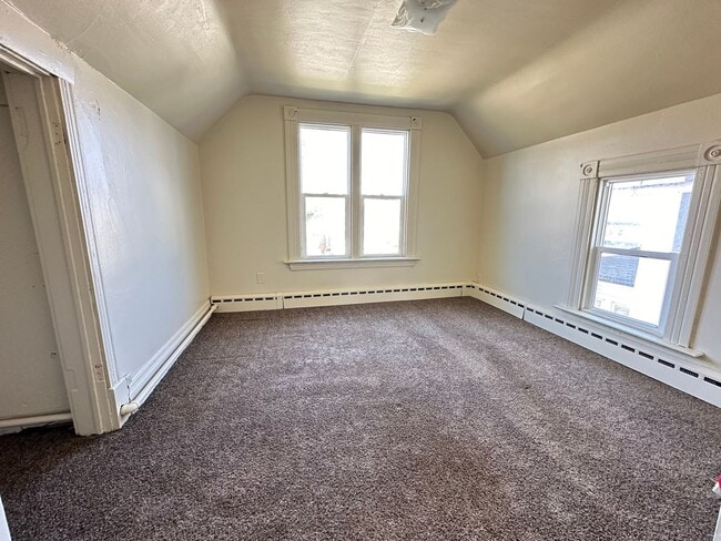 Building Photo - *LEASE SPECIAL* Spacious 3+ bedroom house $795