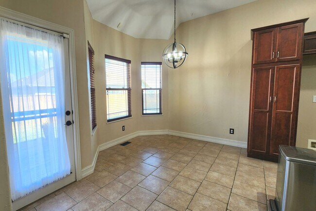 Building Photo - -NIXA- 5 bed 3 bath Home | TWO Large Maste...