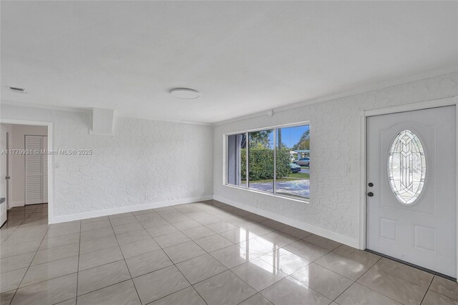 Building Photo - 924 N 30th Rd