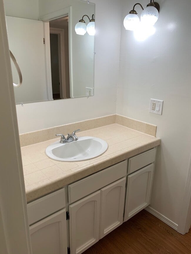 Building Photo - DOUBLE Car Garage! Balcony! Walkable to Restaurants!