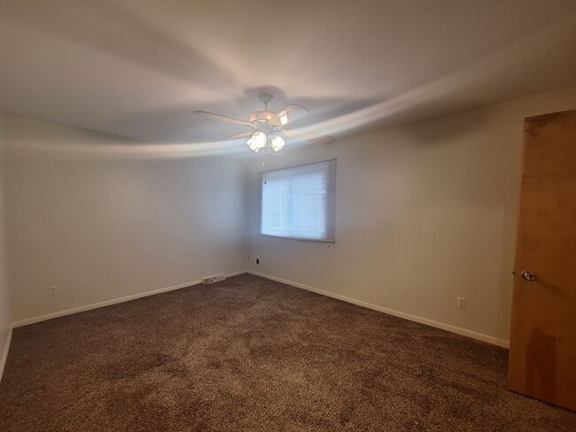 Building Photo - St Clair Shores 2 bedroom condo