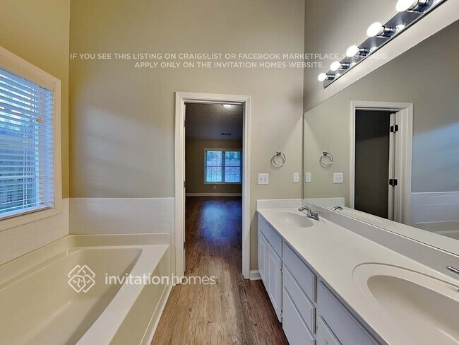 Building Photo - 2825 Maple Vista Ln SW