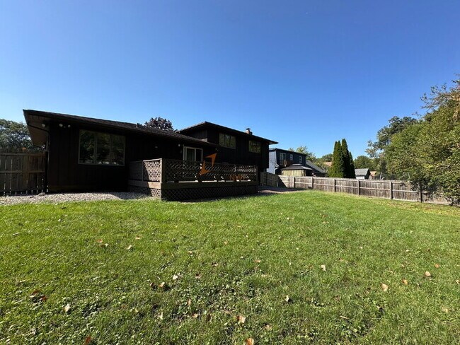 Building Photo - 334 Little John Dr