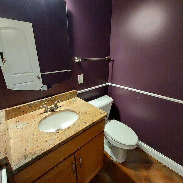 Main floor powder room - 1238 Freedom Pt