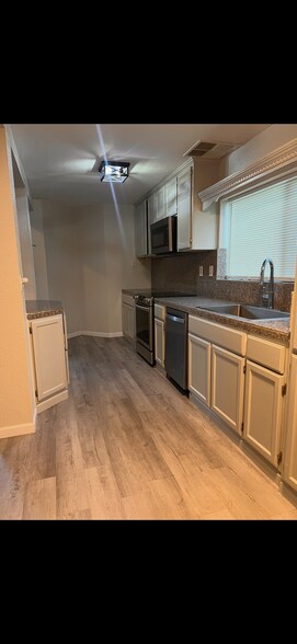 Kitchen - 1403 E Monte Vista Ave