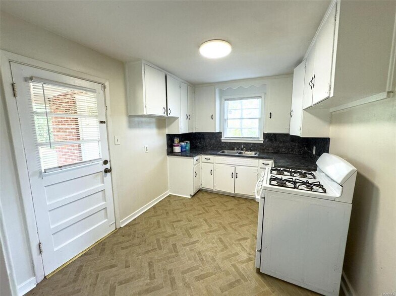 Building Photo - 815 Perry Hill Rd