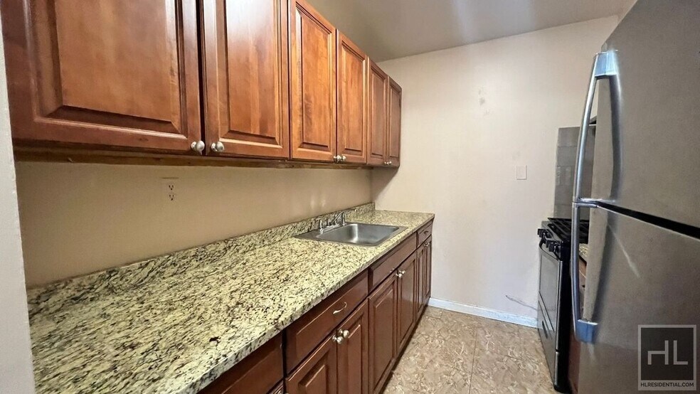 Building Photo - 405 Halsey St