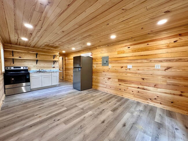Building Photo - 1 Bedroom/1 Bathroom Tiny Home in Southside