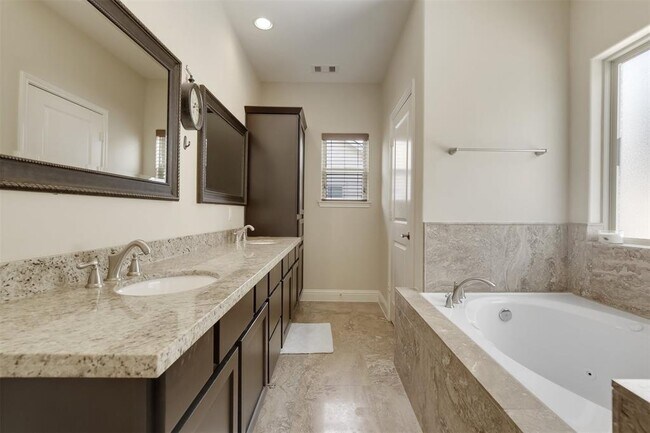 Third Floor Primary Bathroom Ensuite To Bedroom - 921 W 24th St